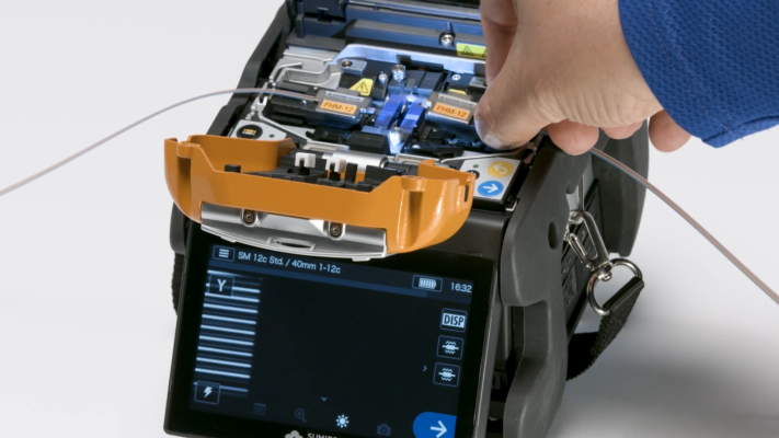 Fiber Splicing Ribbon Fiber Splicer on Sumitomo Electrics Q102 M12 Ribbon Fiber Fusion Splicer